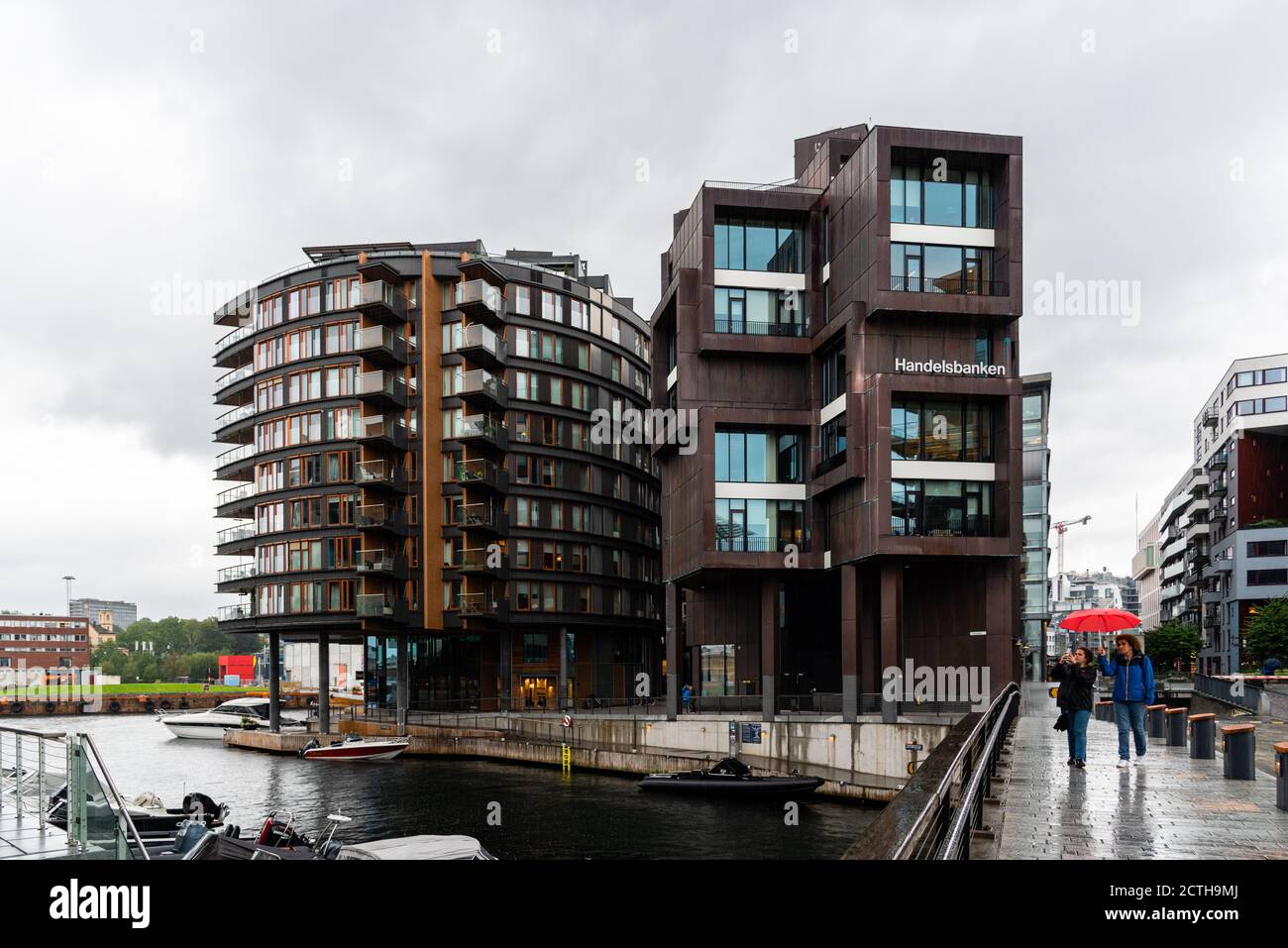 Oslo, Norwegen - 10. August 2019: Neue Luxus-Wohngebäude in der Gegend von Aker Brygge ein regnerischer Sommertag. Es ist eine beliebte Gegend zum Einkaufen und Essen Stockfoto