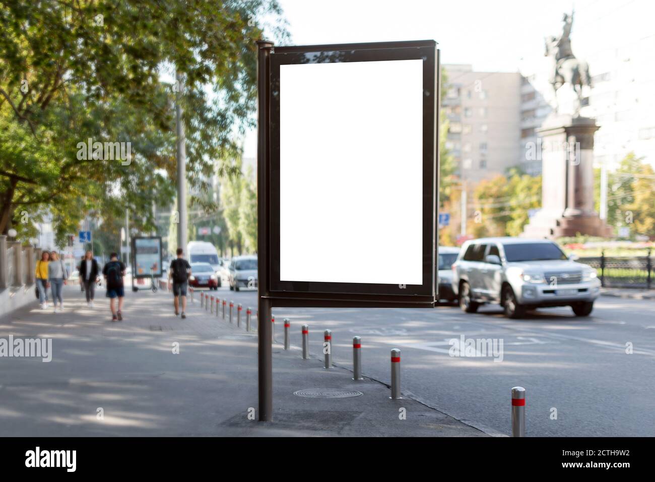 Blank Modell der vertikalen Straße Plakat Plakatwand auf Stadt Hintergrund. Blanck Plakatwand für Werbung auf dem Bürgersteig neben der Straße. Stockfoto