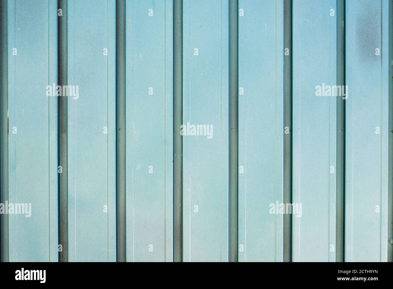 Hintergrund der blauen Metalltür in grungy Stil. Stockfoto
