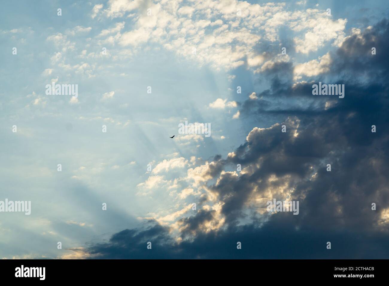 Sonnenstrahl und Wolken am Himmel Stockfoto