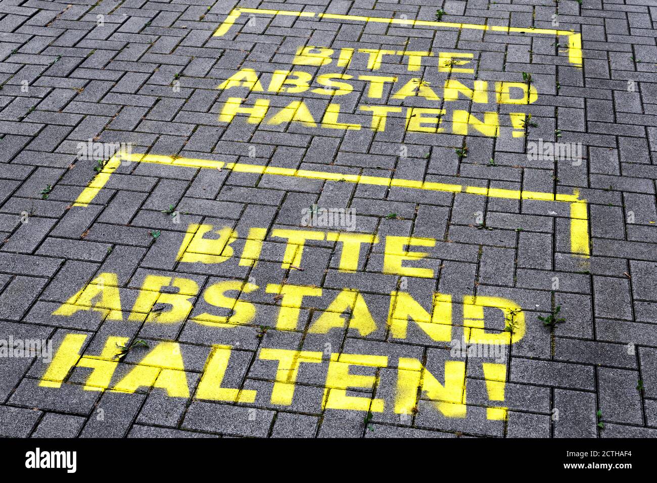 Dortmund, 23. September 2020: BITTE ABSTAND halten! Markierungen auf dem Boden vor dem bvb09 Fanshop im Signal Iduna Park (Westfalenstadion) in Dortmund --- Dortmund, 23.09.2020: > BITTE STEHEN HALTEN!< Markierungen auf dem Boden vor dem Fanshop des bvb09 am Signal Iduna Park (Westfalenstadion) in Dortmund Stockfoto Dortmund, 23. September 2020: BITTE ABSTAND halten! Markierungen auf dem Boden vor dem bvb09 Fanshop im Signal Iduna Park (Westfalenstadion) in Dortmund --- Dortmund, 23.09.2020: > BITTE STEHEN HALTEN!< Markierungen auf dem Boden vor dem Fanshop des bvb09 am Signal Iduna Park (Westfalenstadion) in Dortmund Stockfoto