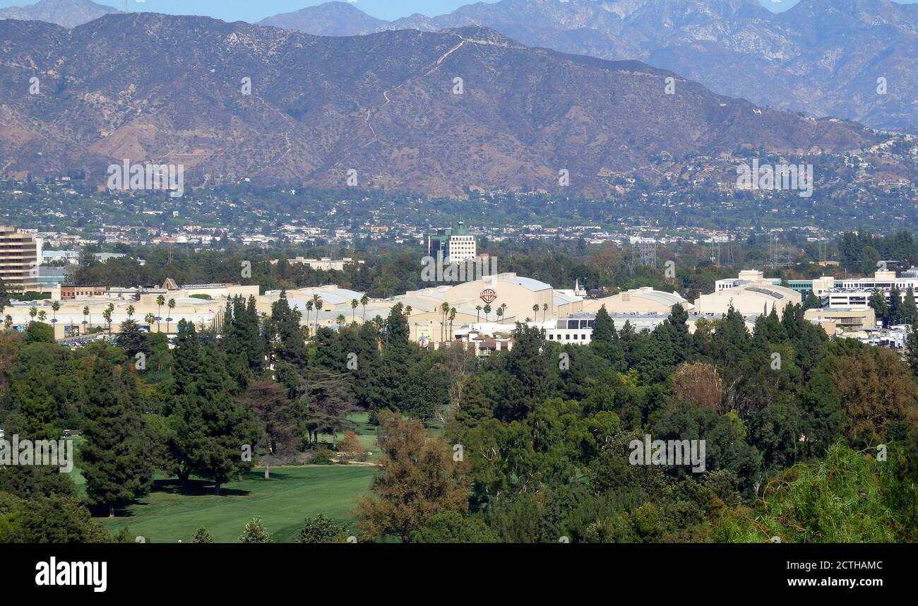 Blick auf die Warner Bros Studios mit den Hollywood Hills im Hintergrund, Burbank, Kalifornien, USA Stockfoto