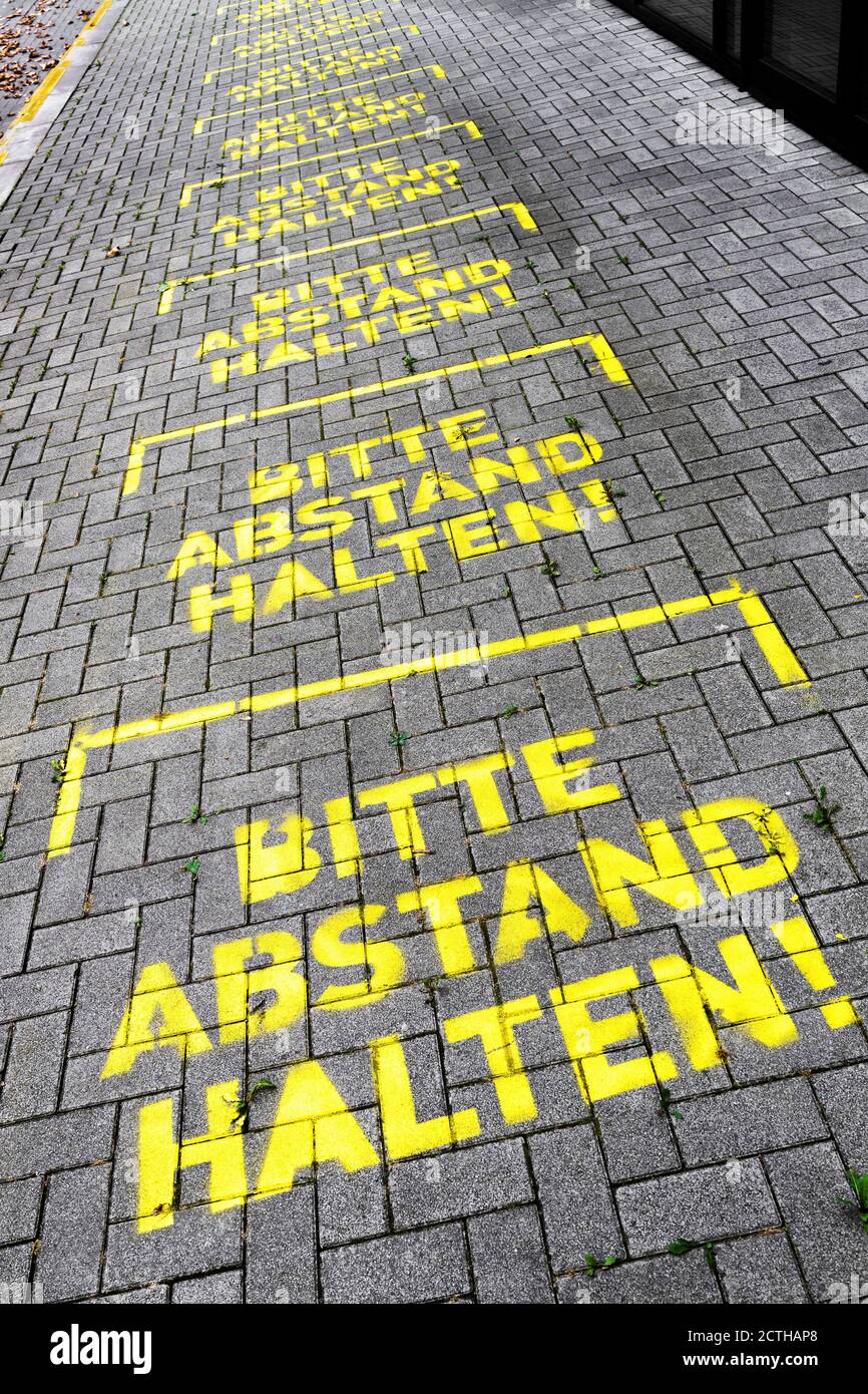 Dortmund, 23. September 2020: BITTE ABSTAND halten! Markierungen auf dem Boden vor dem bvb09 Fanshop im Signal Iduna Park (Westfalenstadion) in Dortmund --- Dortmund, 23.09.2020: > BITTE STEHEN HALTEN!< Markierungen auf dem Boden vor dem Fanshop des bvb09 am Signal Iduna Park (Westfalenstadion) in Dortmund Stockfoto Dortmund, 23. September 2020: BITTE ABSTAND halten! Markierungen auf dem Boden vor dem bvb09 Fanshop im Signal Iduna Park (Westfalenstadion) in Dortmund --- Dortmund, 23.09.2020: > BITTE STEHEN HALTEN!< Markierungen auf dem Boden vor dem Fanshop des bvb09 am Signal Iduna Park (Westfalenstadion) in Dortmund Stockfoto