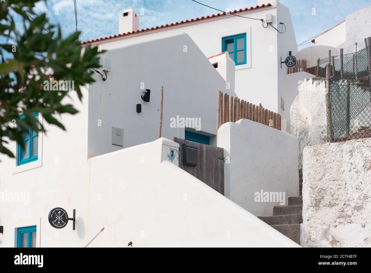 Azenhas do Mar, Portugal. - 11. September 2020: Azenhas do Mar ist eine Küstenstadt in der Gemeinde Sintra. Es liegt am Rande einer Klippe k Stockfoto