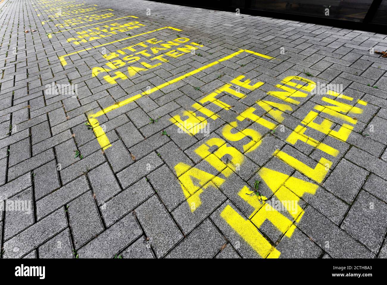 Dortmund, 23. September 2020: BITTE ABSTAND halten! Markierungen auf dem Boden vor dem bvb09 Fanshop im Signal Iduna Park (Westfalenstadion) in Dortmund --- Dortmund, 23.09.2020: > BITTE STEHEN HALTEN!< Markierungen auf dem Boden vor dem Fanshop des bvb09 am Signal Iduna Park (Westfalenstadion) in Dortmund Stockfoto Dortmund, 23. September 2020: BITTE ABSTAND halten! Markierungen auf dem Boden vor dem bvb09 Fanshop im Signal Iduna Park (Westfalenstadion) in Dortmund --- Dortmund, 23.09.2020: > BITTE STEHEN HALTEN!< Markierungen auf dem Boden vor dem Fanshop des bvb09 am Signal Iduna Park (Westfalenstadion) in Dortmund Stockfoto