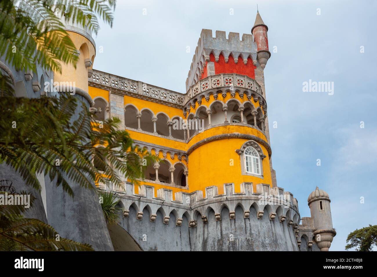 Nationalpalast von Pena, Portugal. Berühmte Burg in der Nähe der Stadt Sintra, einer der am meisten besuchten Sehenswürdigkeiten in Portugal. Stockfoto