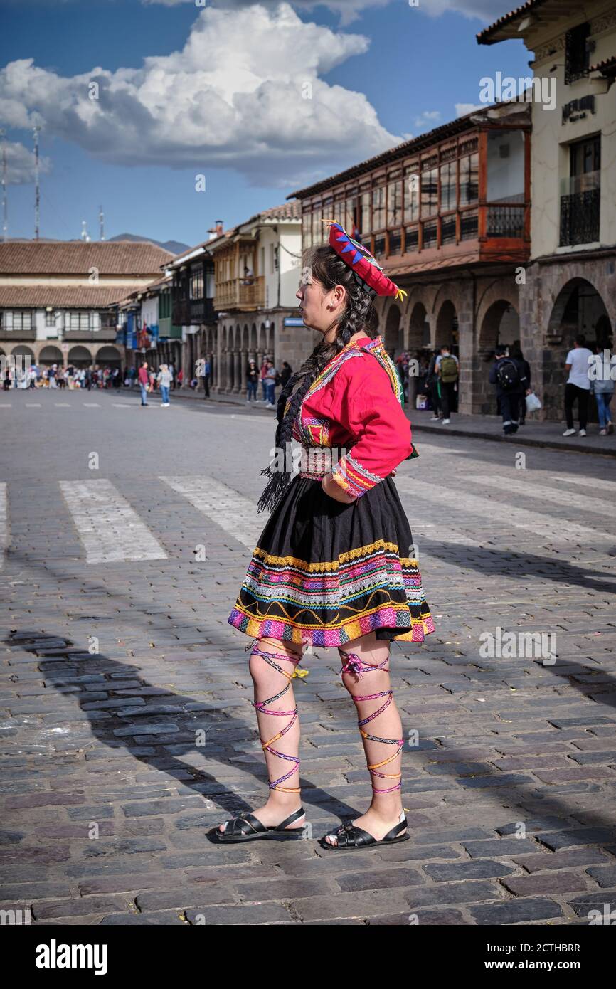 Eine hübsche junge Frau in farbenfrohem Kostüm während des Sonnenfestes Inti Raymi'rata über die Wintersonnenwende, Cusco, Peru Stockfoto