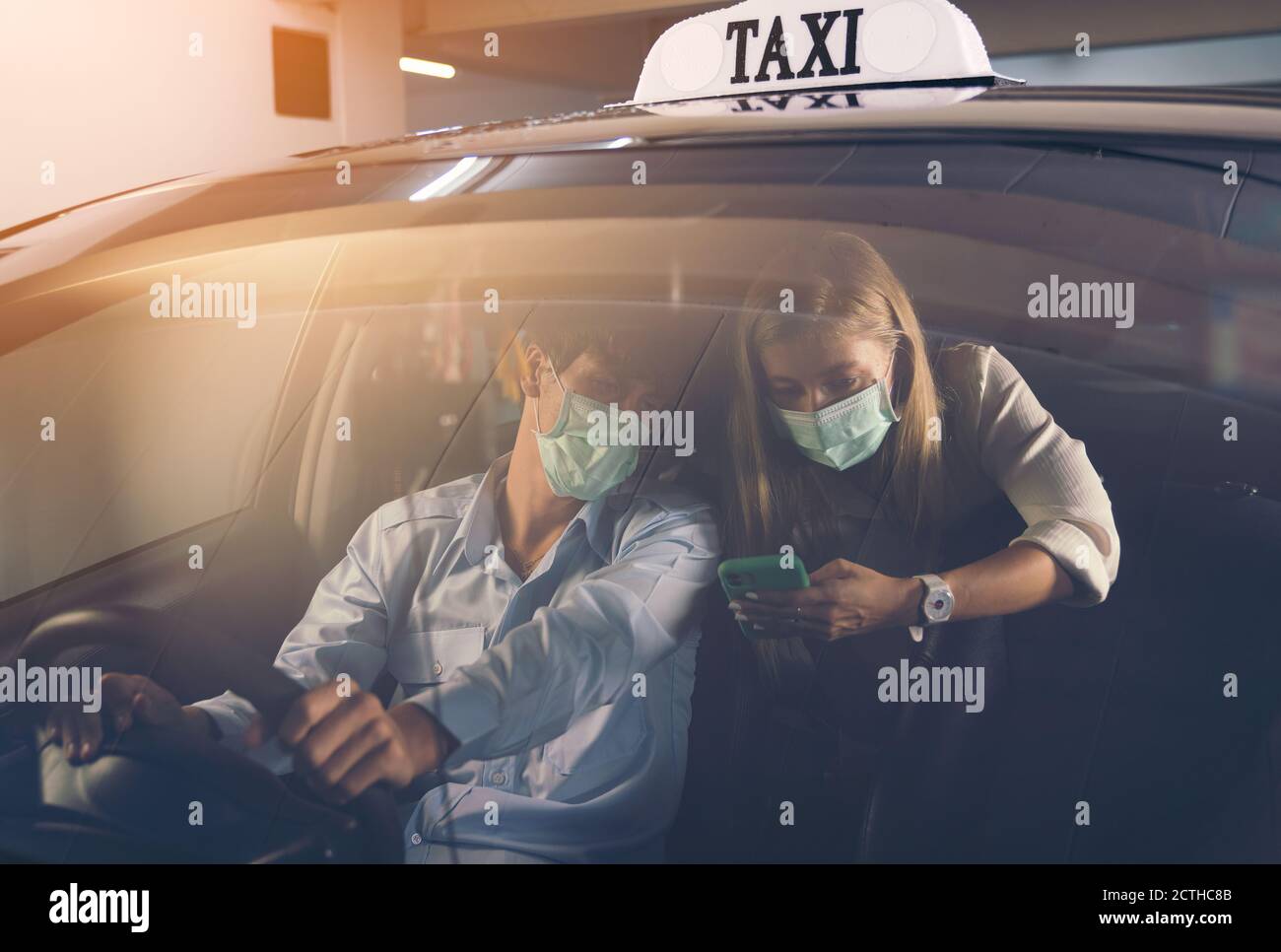 Neuer Normalwert. Teenager, der mit einer Maske im Auto sitzt. Junge Frau in einem Taxi Neuer Normalwert. Teenager, der mit einer Maske im Auto sitzt. Junge Frau in einem Taxi