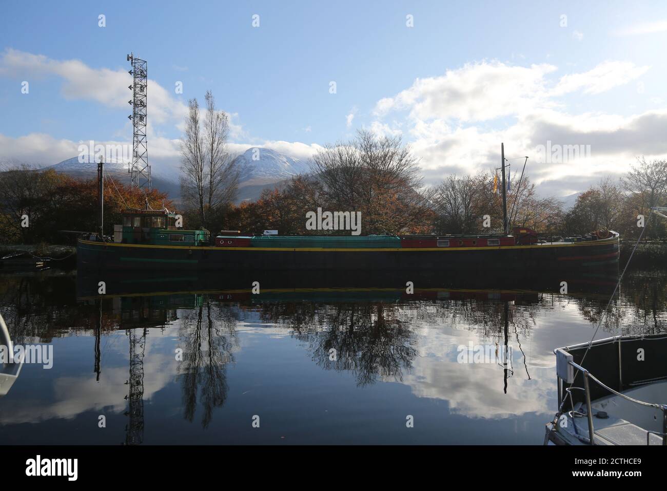 Fort William, Corpach, Schottland, Großbritannien, 30. Oktober 2019. Herbstfarben auf dem Caledonischen Kanal mit einem schneebedeckten Ben Nevis im Hintergrund Stockfoto