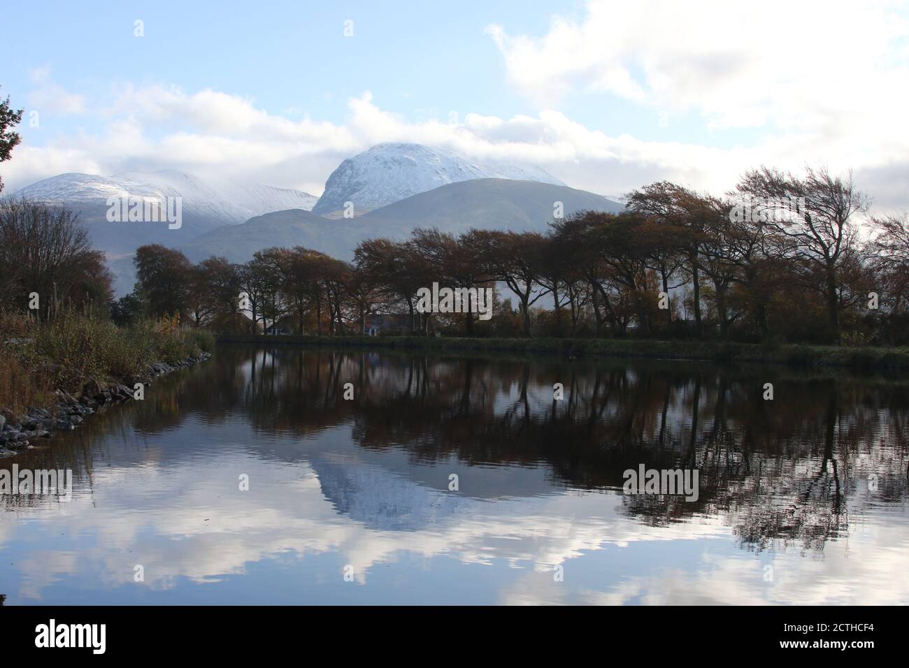 Fort William, Corpach, Schottland, Großbritannien, 30. Oktober 2019. Herbstfarben auf dem Caledonischen Kanal mit einem schneebedeckten Ben Nevis im Hintergrund Stockfoto