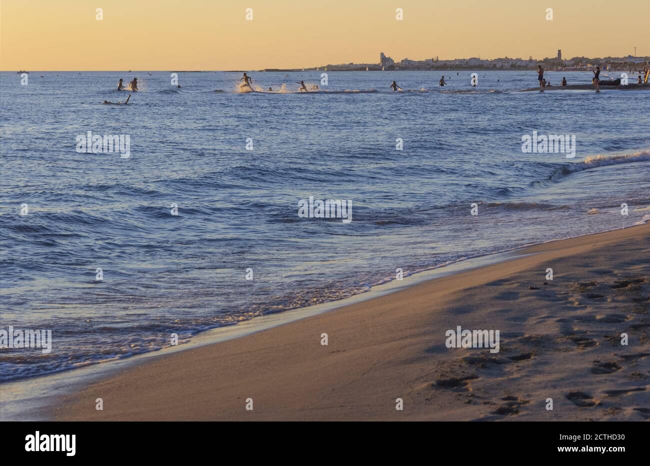 Sommerzeit: Strand laufen. Der Strand Torre San Giovanni ist einer der längsten und attraktivsten unter denen im Süden des Salento in Apulien, Italien. Stockfoto