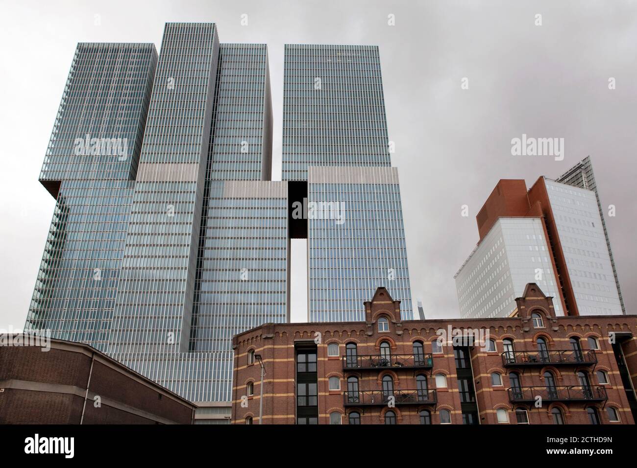 ROTTERDAM - Alte Lagerhäuser mit dem Rotterdamer Gebäude vom Architekten Rem Koolhaas Stockfoto