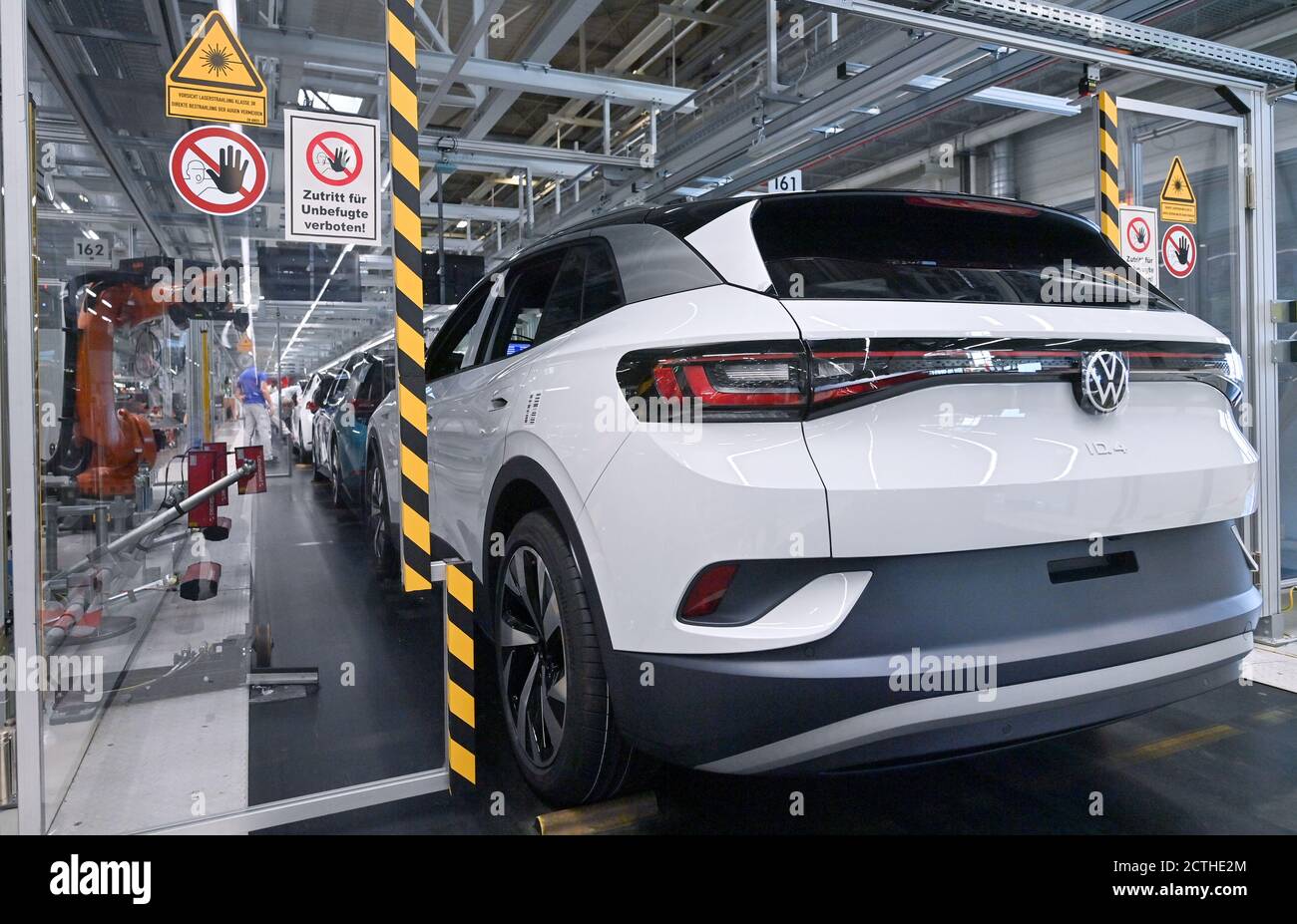 Zwickau, Deutschland. September 2020. Ein VW ID.4 fährt im Werk über die Linie. Volkswagen produziert im Werk Zwickau den ersten reinen Elektro-SUV. Die ID.3 rollt hier bereits von der Produktionslinie. Von den 1.5 Millionen Elektrofahrzeugen der Marke, die bis 2025 jährlich geplant sind, werden rund 500,000 Einheiten für den ID.4 erwartet. Quelle: Hendrik Schmidt/dpa-Zentralbild/ZB/dpa/Alamy Live News Stockfoto