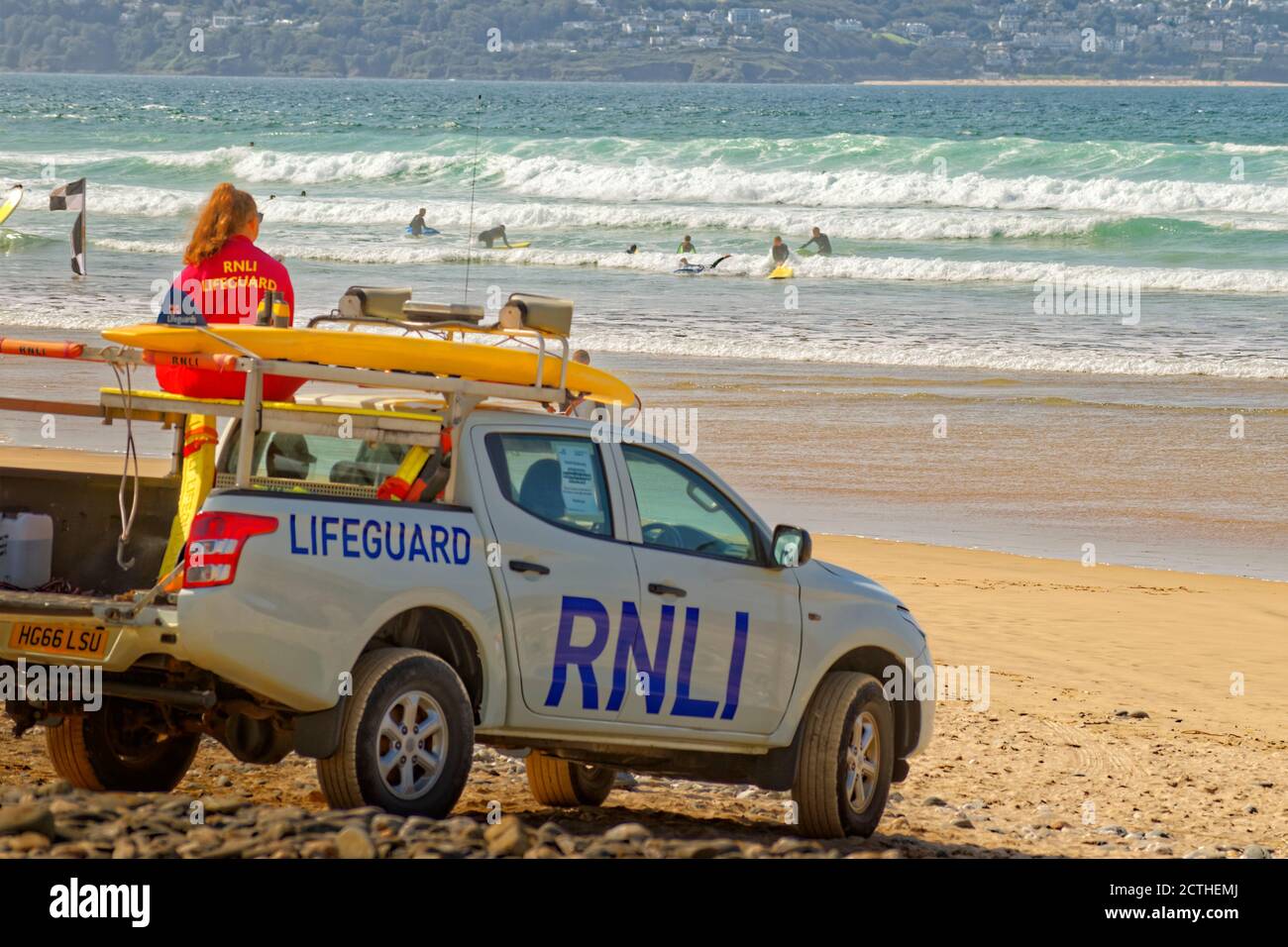 RNLI Rettungsschwimmer am Gwihian Beach, North Cornwall, England. Stockfoto