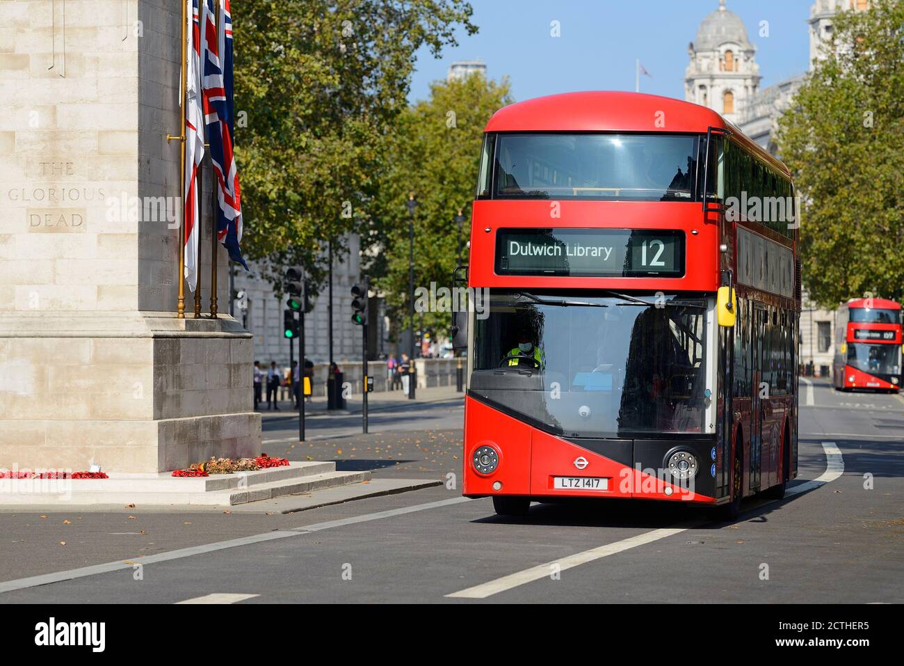 London, England, Großbritannien. Bus Nr. 12 in Whitehall, vorbei am Cenotaph Stockfoto