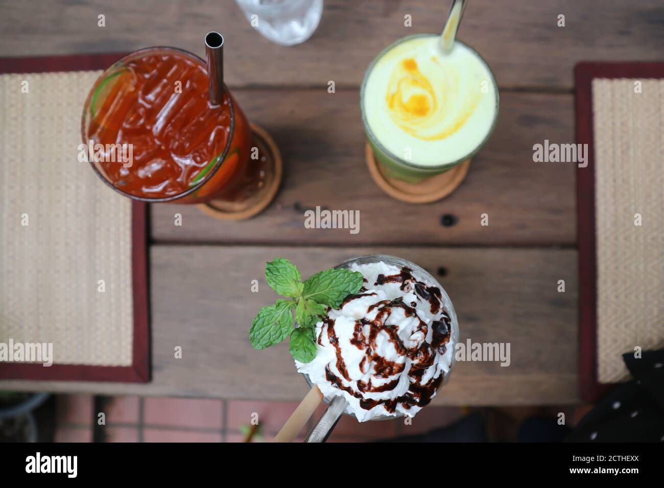Zitronentee, Eis und grüner Tee in der obersten Ansicht Stockfoto