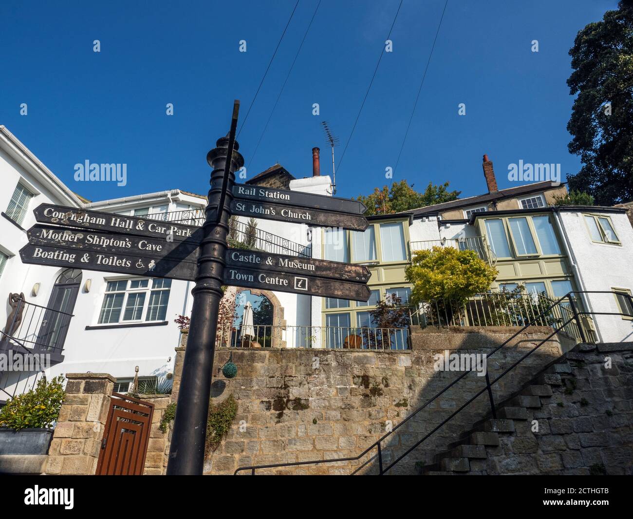 Touristische Wegweiser und Gebäude entlang Waterside in Knaresborough North Yorkshire England Stockfoto