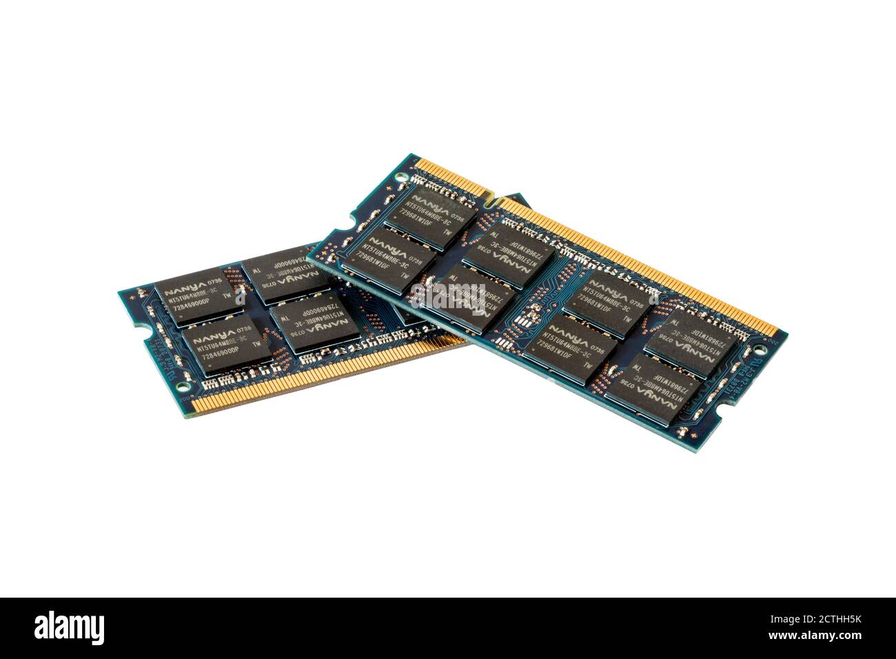 Zwei Computer-RAM-Speicherchips auf weißem Hintergrund isoliert Stockfoto