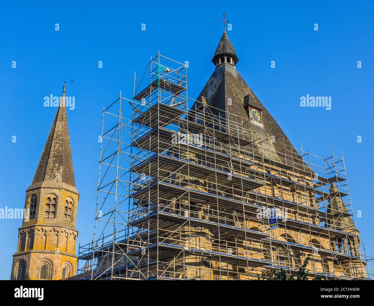 Gerüste für die romanische Stiftskirche Saint-Michel, Le Dorat, Haute-Vienne (87), Frankreich. Stockfoto