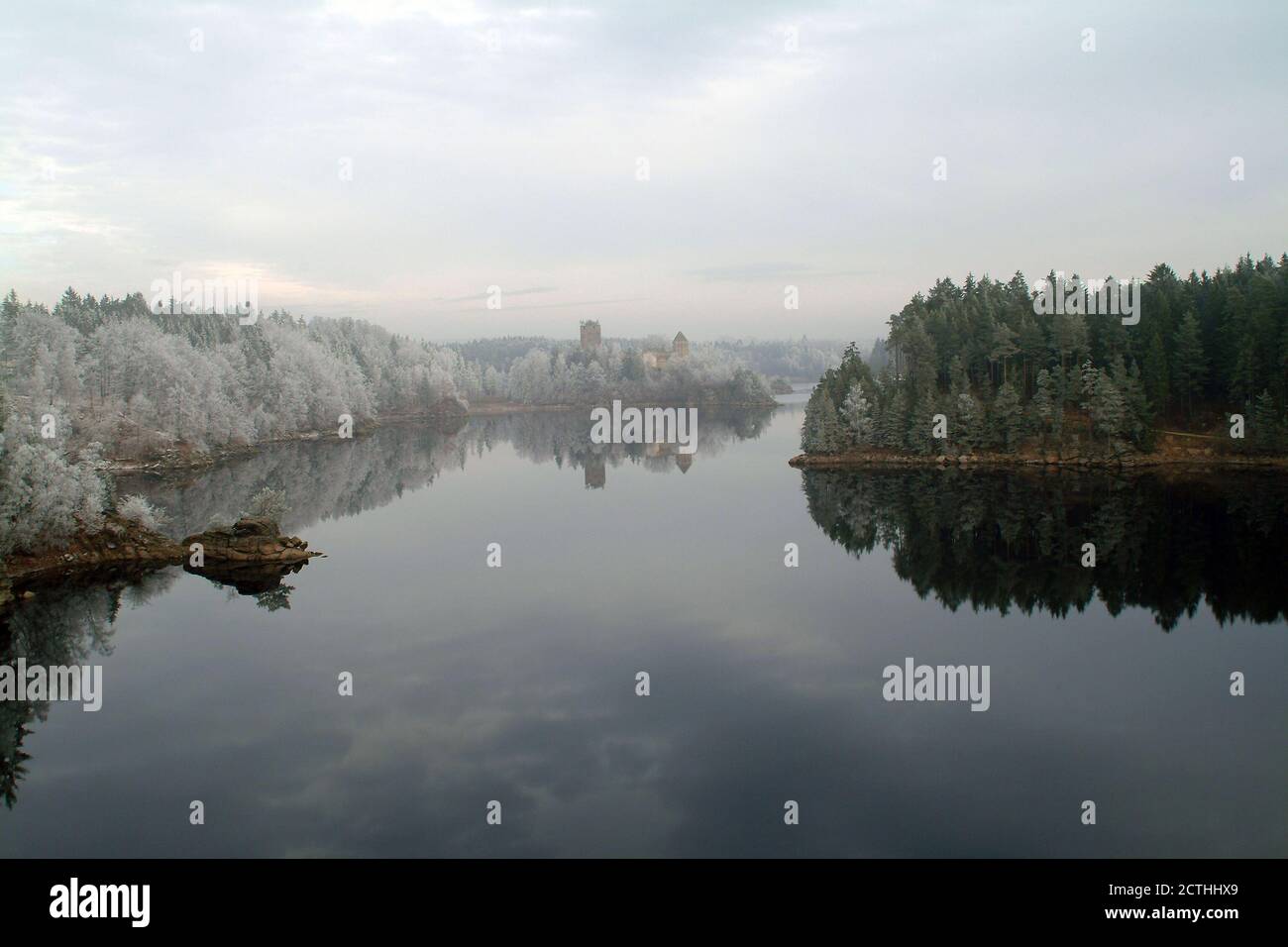 Winterlandschaft in Niederösterreich mit Ruine Lichtenfels auf Kamp Behälter Stockfoto