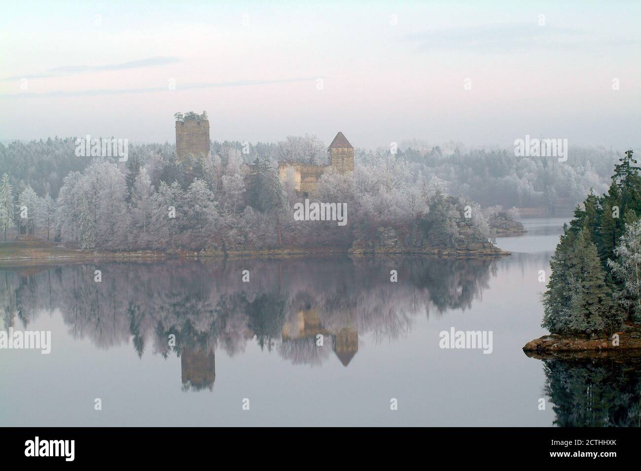 Österreich, Winter auf Kamp Stausee mit Ruine Lichtenfeld in Niederösterreich Stockfoto