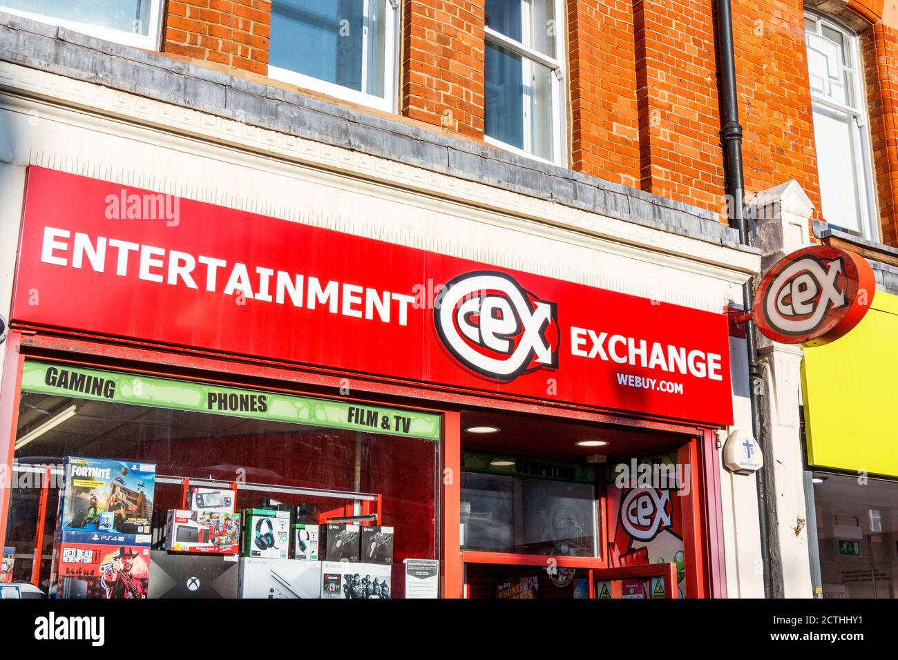 Unterschreiben Sie oben eine Niederlassung von CEX Entertainment Exchange in Camden High Street, London, Großbritannien Stockfoto