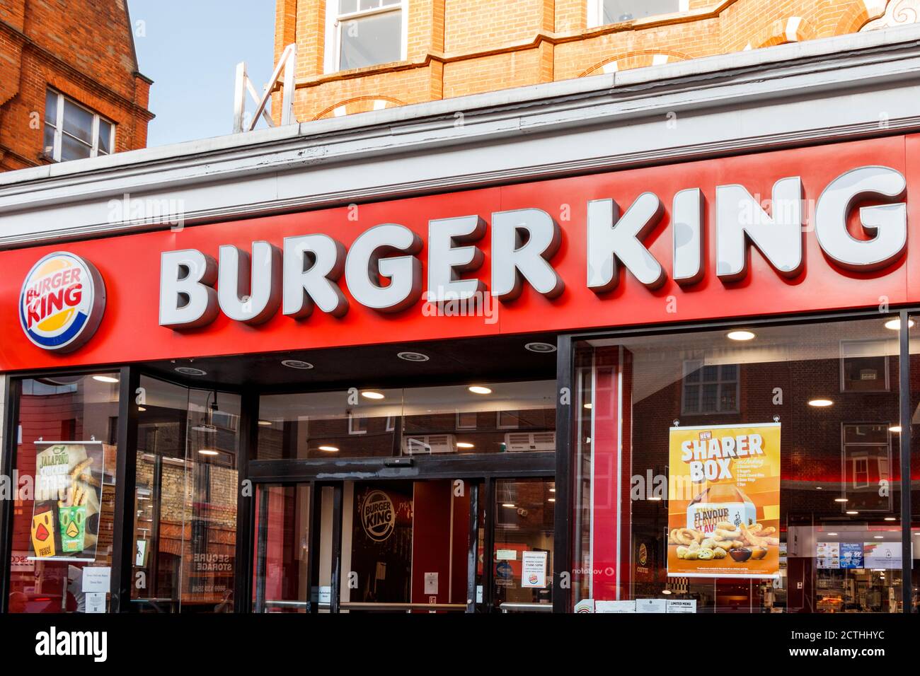 Eine Filiale des Burger King Fast-Food-Restaurants in Camden High Street, London, Großbritannien Stockfoto