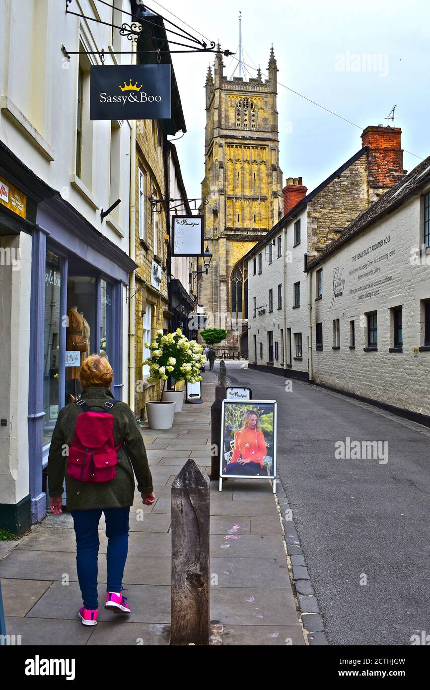 Ein Blick entlang der Black Jack Street in der Nähe des Stadtzentrums, es enthält eine Mischung aus kleinen lokalen Geschäften und traditionellen Pubs einschließlich des Golden Cross. Stockfoto