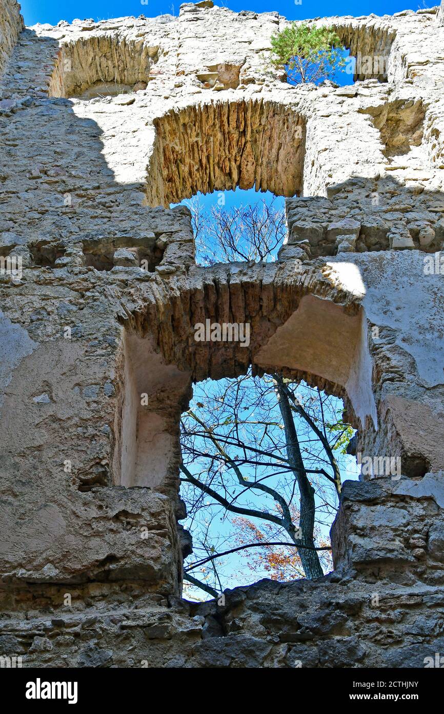 Österreich, Blick auf Herbstwald durch Fenster in der Ruine von Schloss Johannstein im Naturschutzgebiet Sparbach Stockfoto