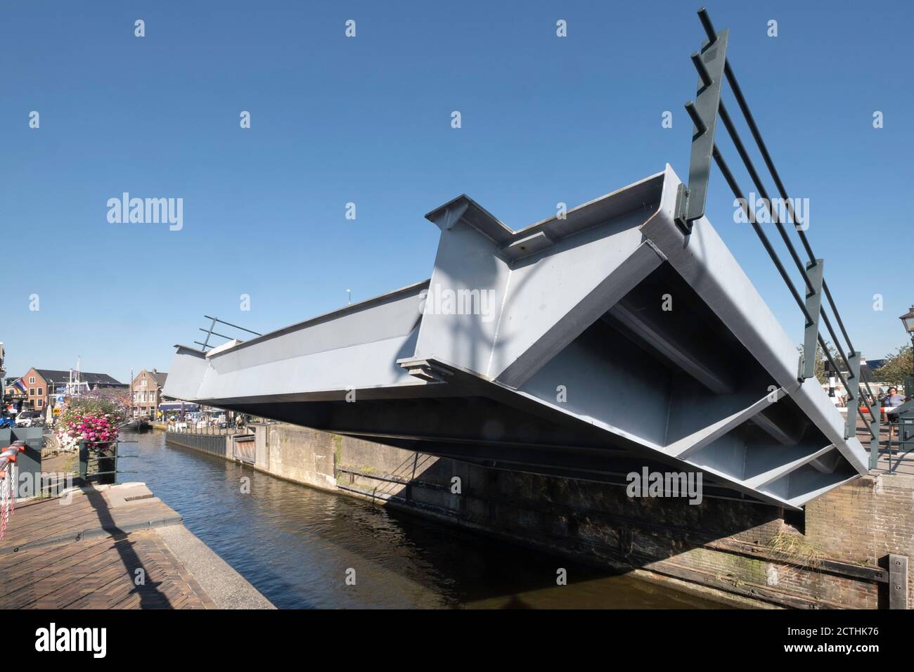 Die Blokjesbrug, eine Zugbrücke in Lemmer, geht hinunter. Blauer Himmel Stockfoto