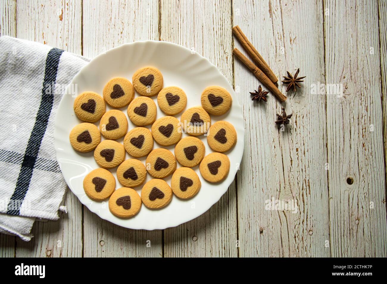 Draufsicht auf Schokolade herzförmige Kekse in einem weißen Platte auf einem Hintergrund Stockfoto