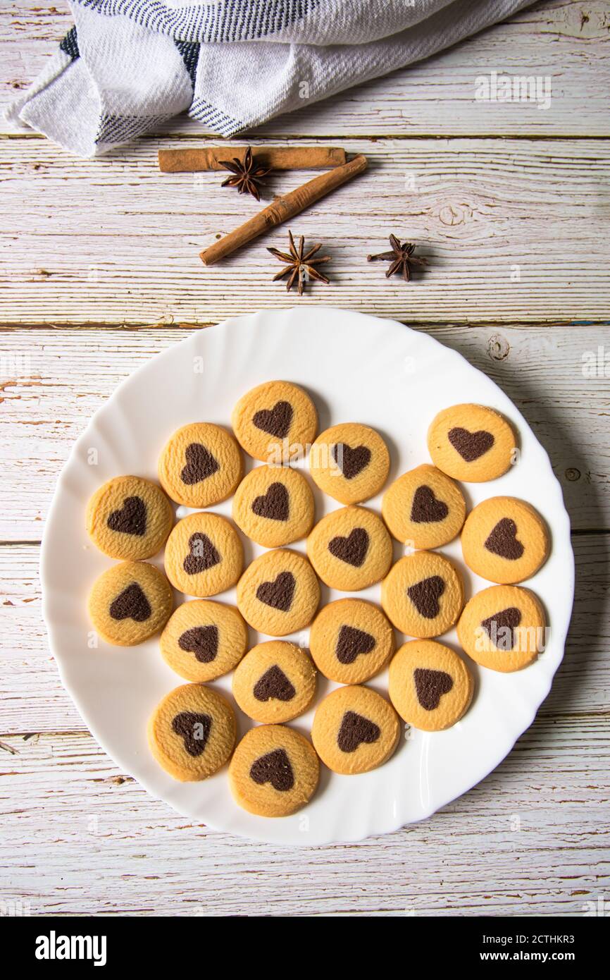 Blick auf Schokolade herzförmige Kekse in einem weißen Teller Auf einem Hintergrund Stockfoto