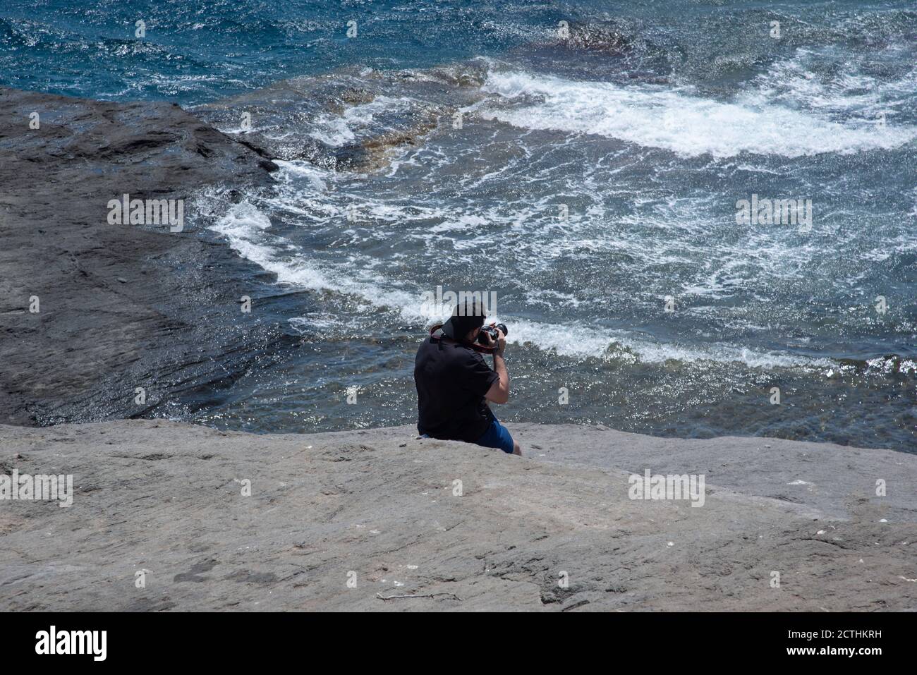 Wilder Fotograf und blaues Meer auf der Insel Pantelleria. Fotografieren von Wellen und mittelmeer. Sizilianische Landschaft und Videomaking Stockfoto