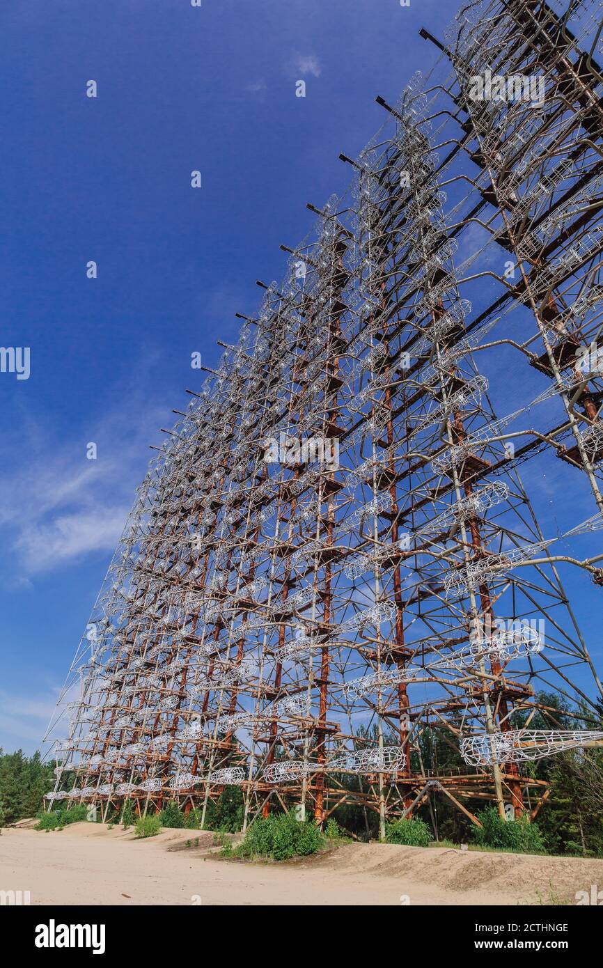 Ehemaliges militärisches Duga-Radarsystem in der Nähe der Geisterstadt Pripyat in der Tschernobyl-Ausschlusszone, Ukraine Stockfoto