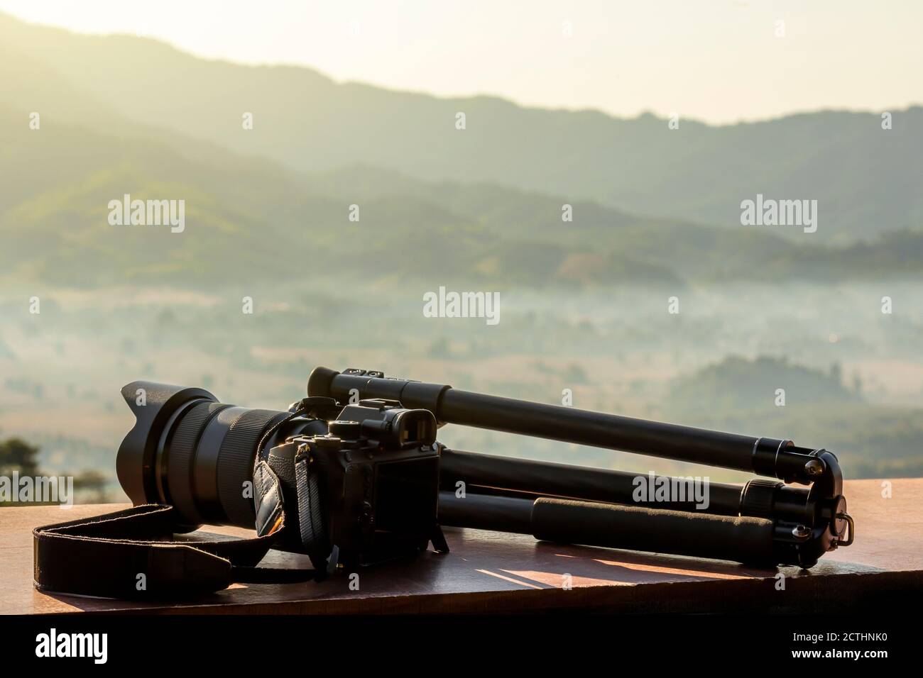 Eine professionelle DSLR-Kamera und Stativ in der Natur für den Hintergrund. Stockfoto