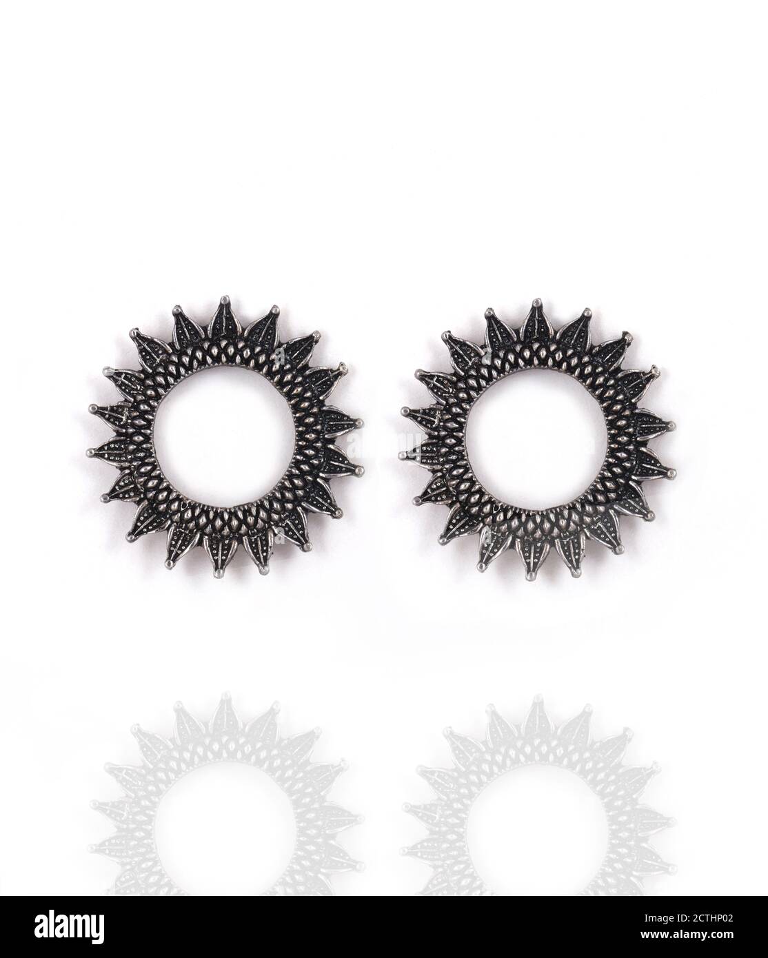 Schöne orientalische Silber Ohrringe Schmuck (indische, arabische, afrikanische, ägyptische), Oxid Silber Ohrringe, Mode exotische asiatische Accessoires Stockfoto