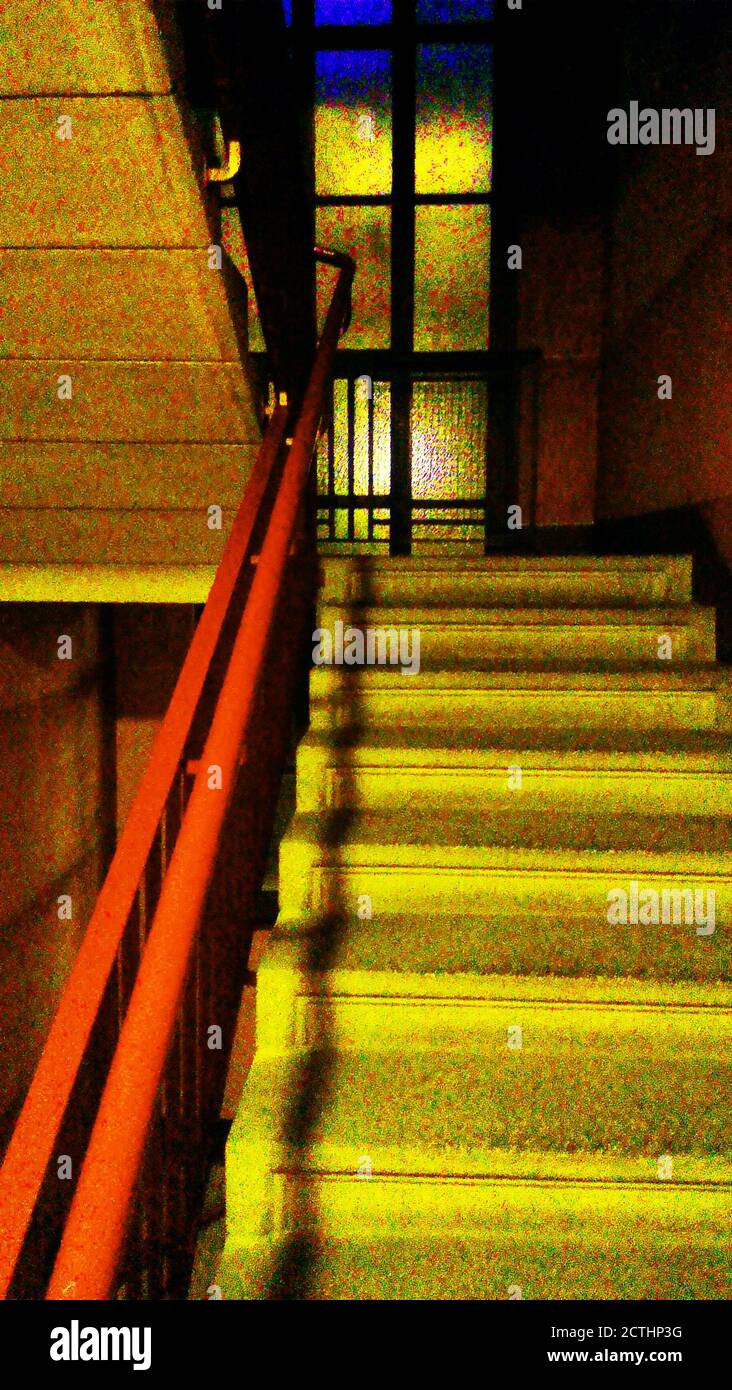 Beispiel für extremes digitales Farbrauschen auf einem Treppenhausfoto Nachts mit einer Smartphone-Kamera Stockfoto