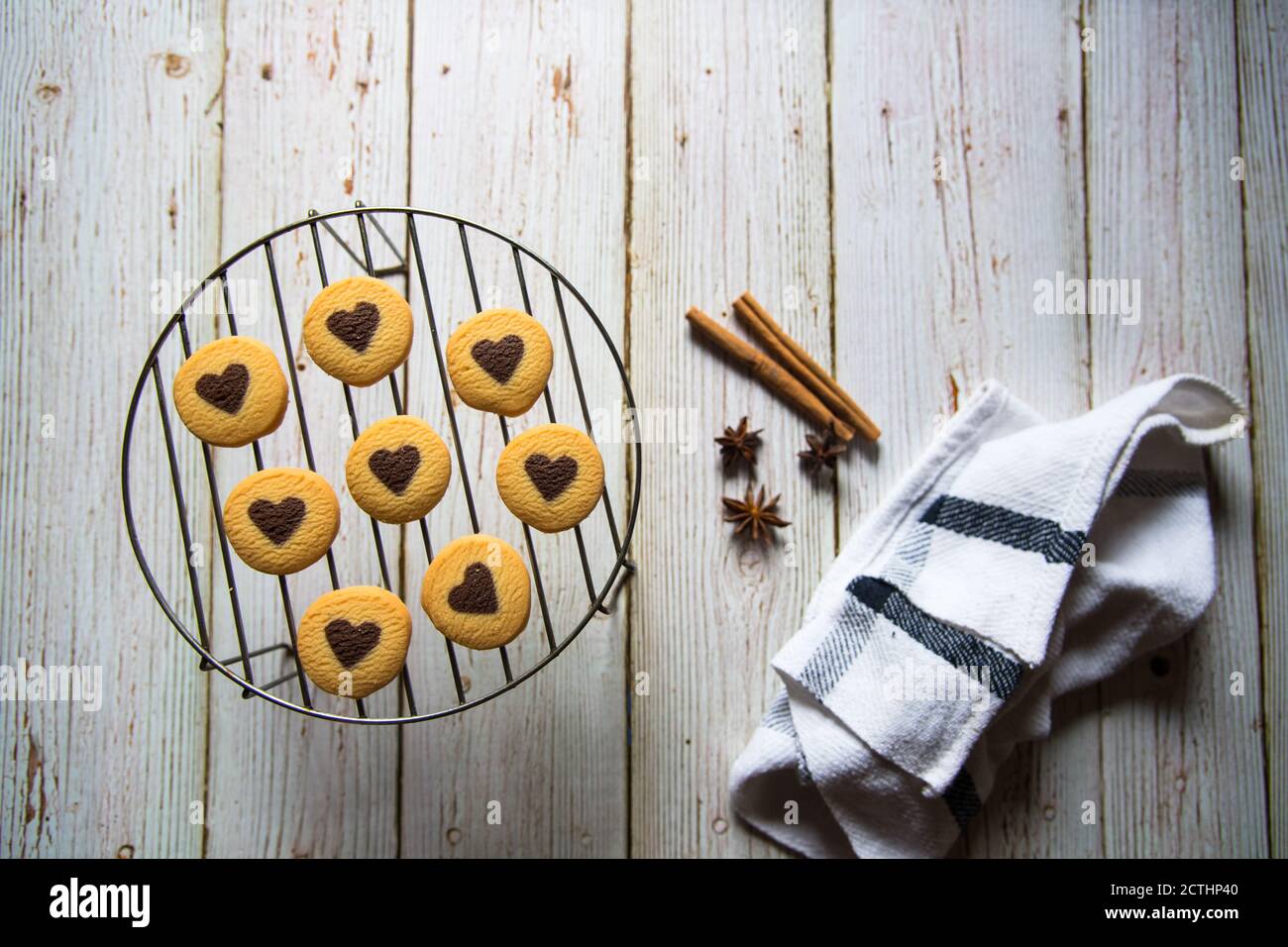 Cookies auf einem Grill stehen auf einem Hintergrund Stockfoto
