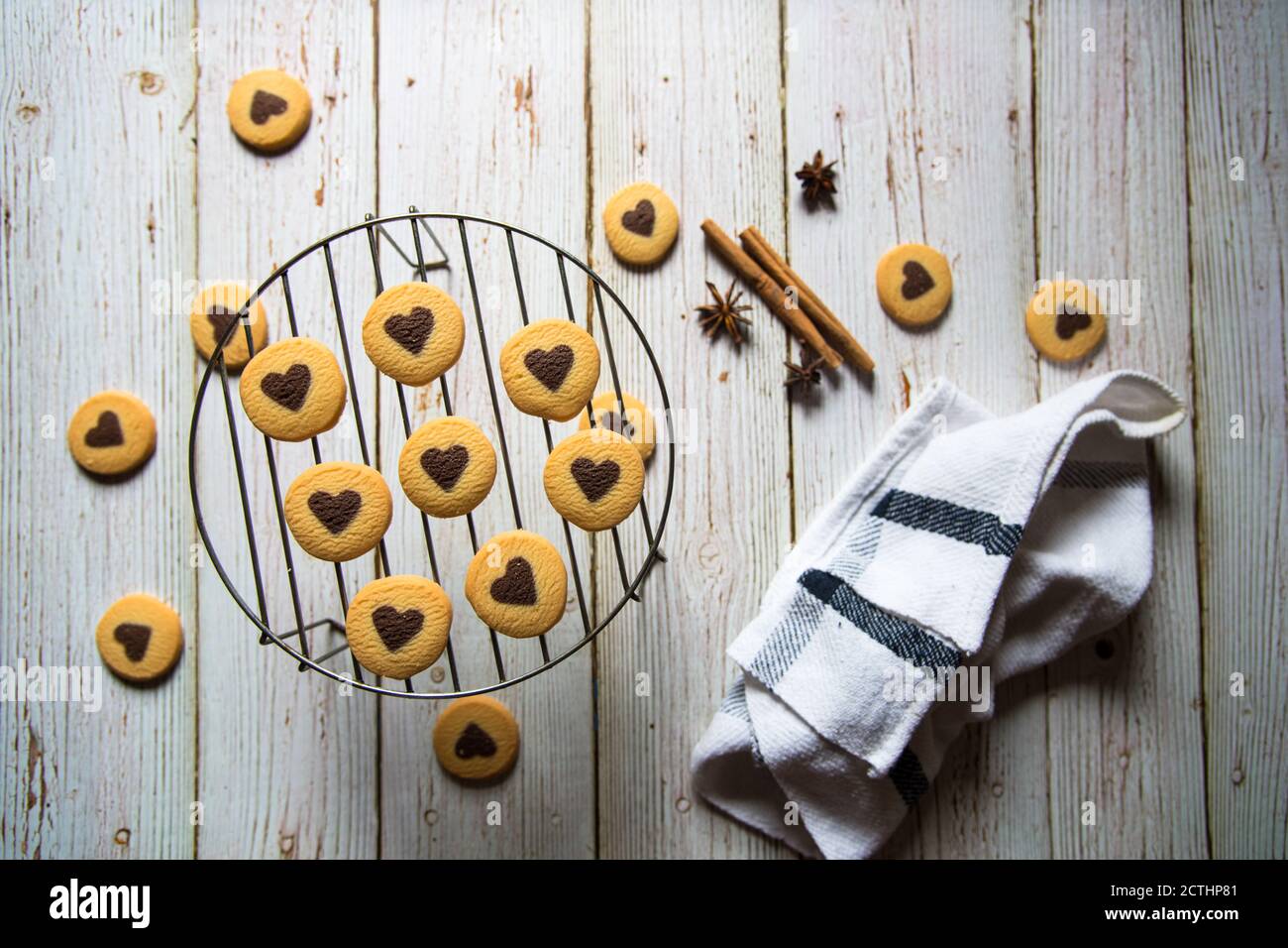 Cookies auf einem Grill stehen auf einem Hintergrund mit Verwendung von selektivem Fokus. Stockfoto