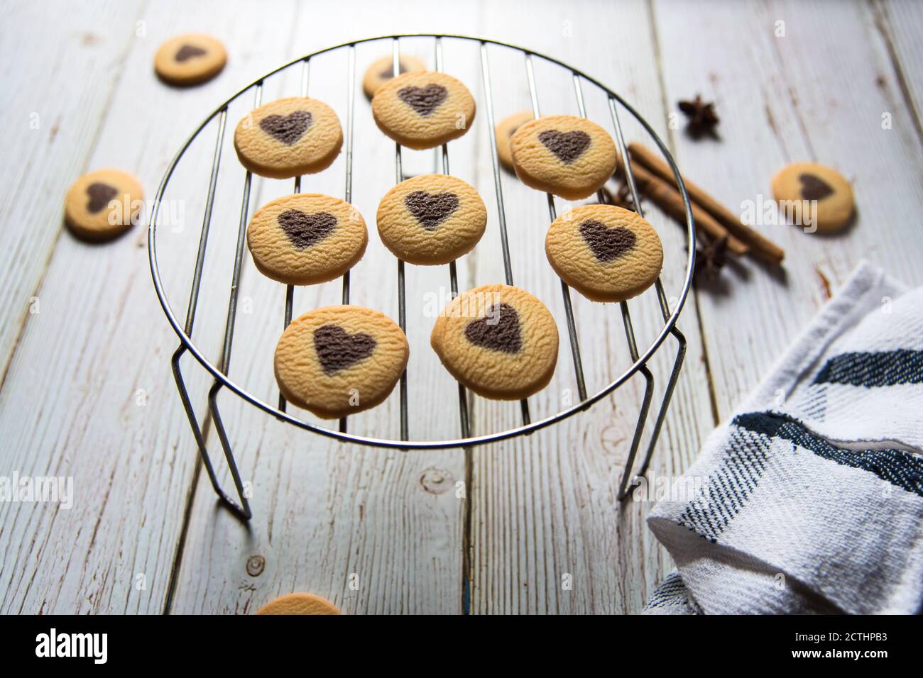 Nahaufnahme von Cookies auf einem Grillständer auf einem Hintergrund mit selektivem Fokus. Stockfoto