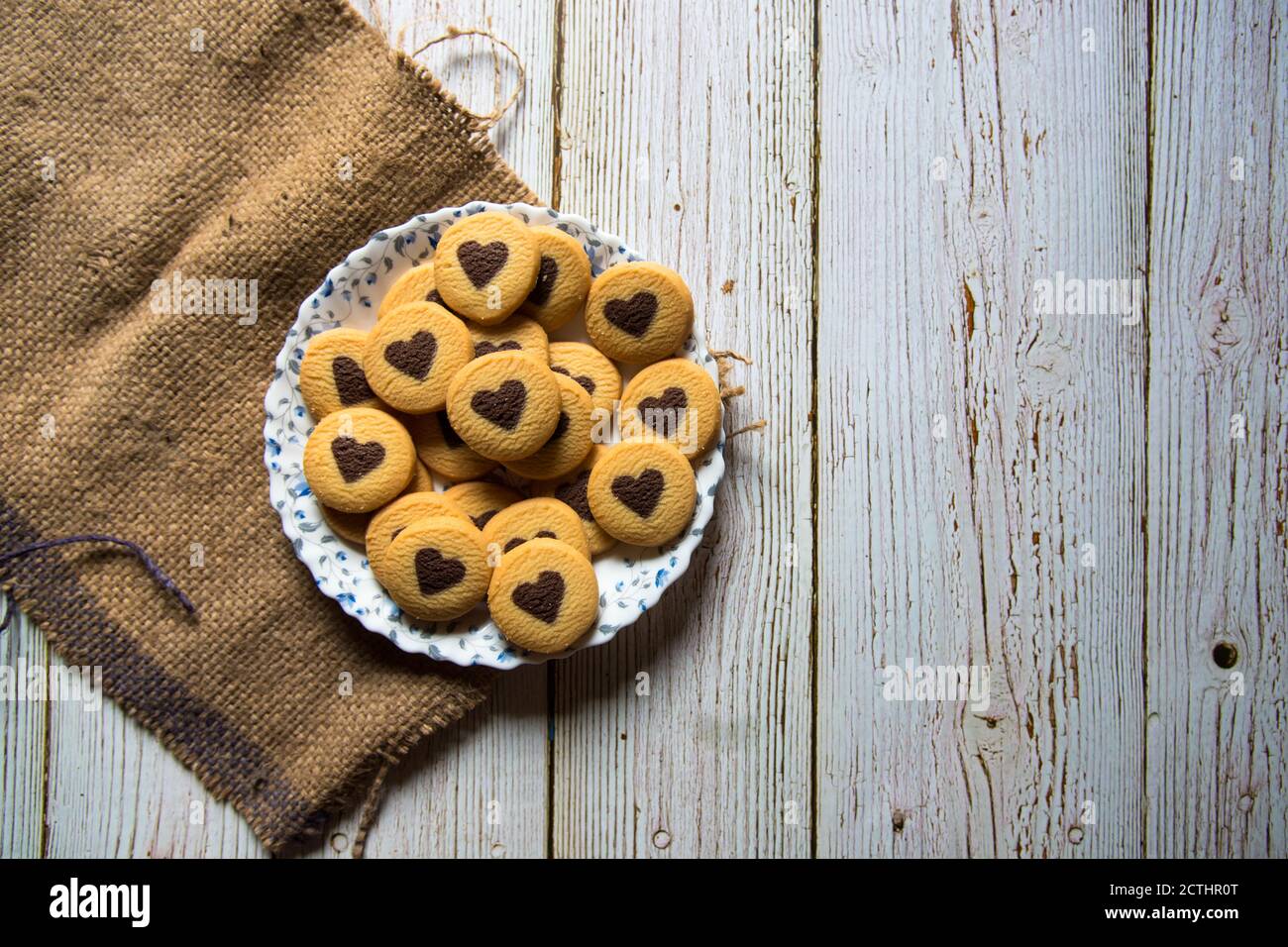 Draufsicht auf herzförmige Kekse auf Holzhintergrund Stockfoto