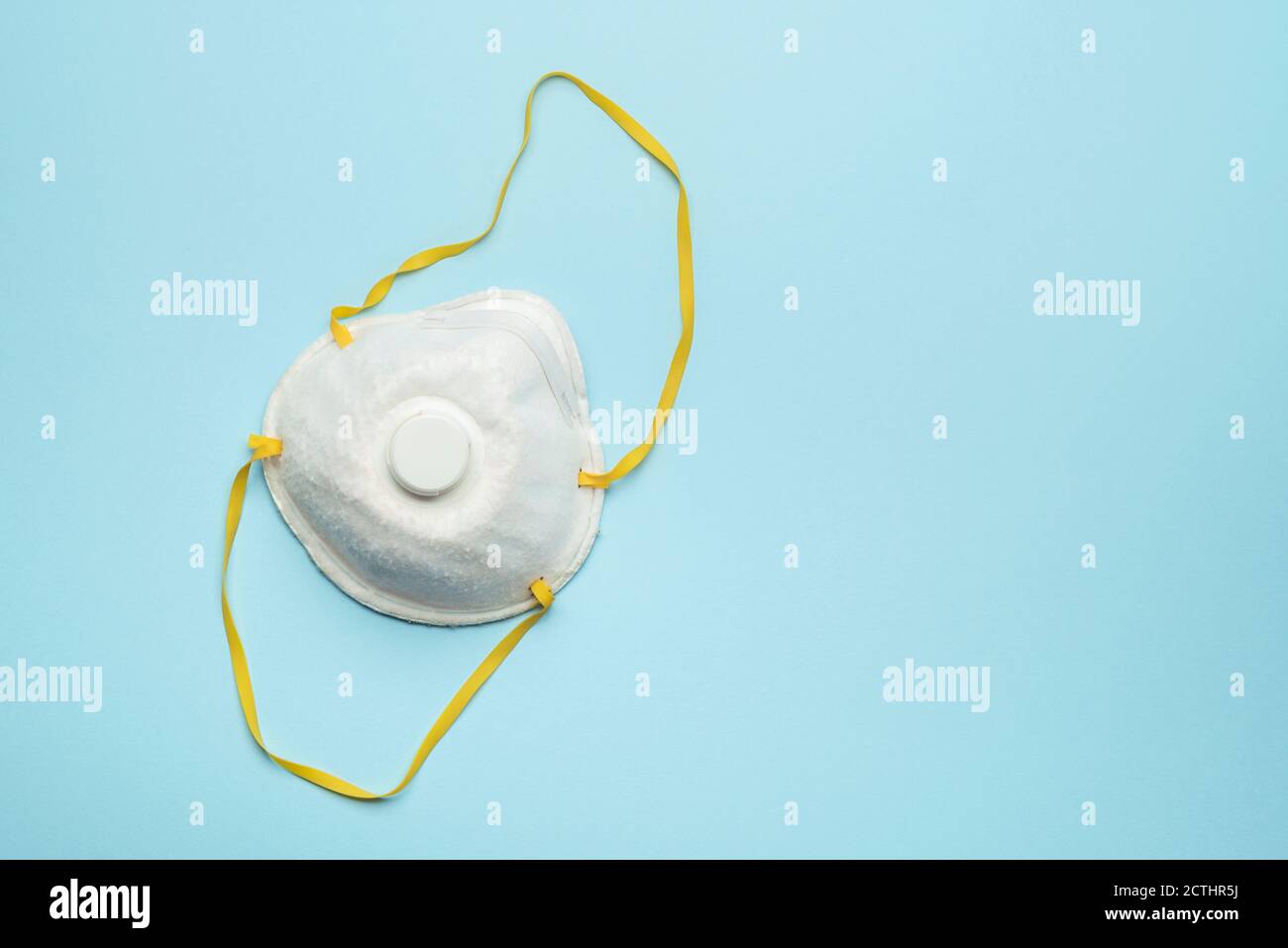 Antibakterielle Schutzmaske mit Filter auf blauem Hintergrund Stockfoto
