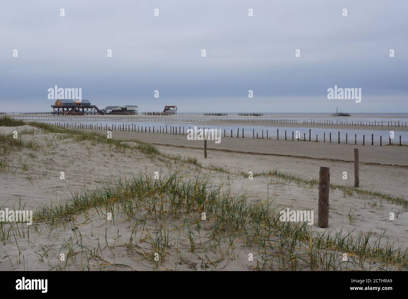 Stelzenhäuser und Sanddünen am Strand von St. Peter Ording, Nordsee Deutschland Stockfoto