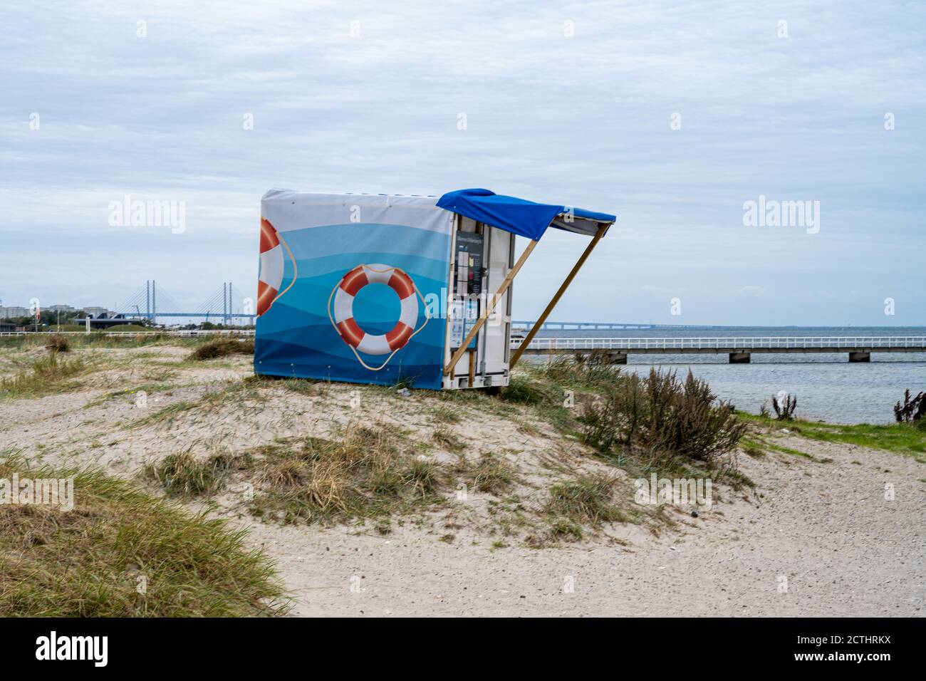 Eine Strandhütte für Rettungsschwimmer an einem Strand in Malmö, Südschweden. Blaues Meer und blauer Wolkenhimmel Stockfoto