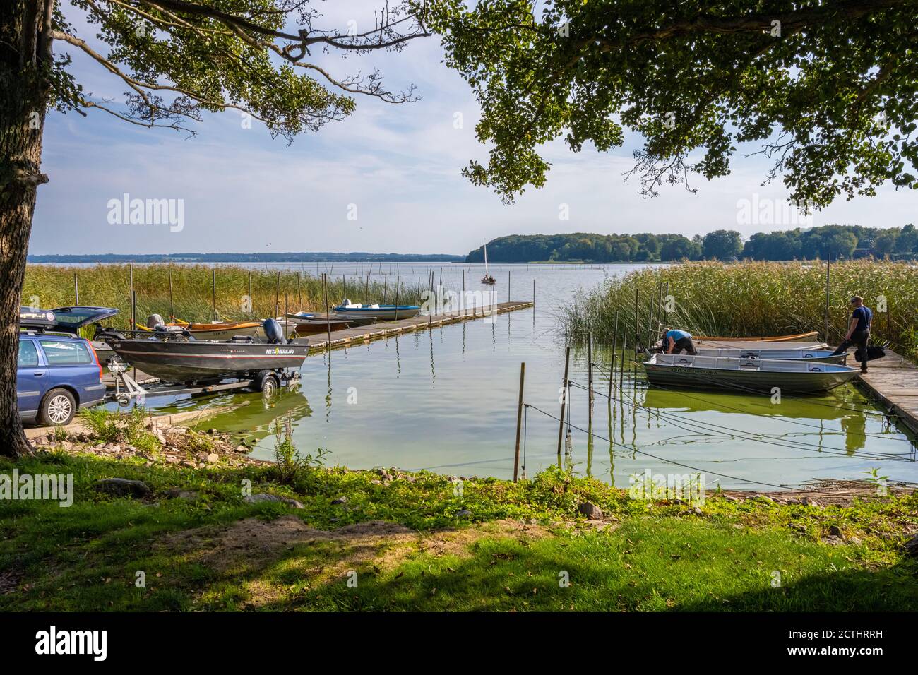 Malmö, Schweden - 15. September 2020: Die Menschen nutzen die letzten Tage des Sommers für Freizeitaktivitäten wie Bootfahren und Angeln. Bild aus Ringsjon Stockfoto