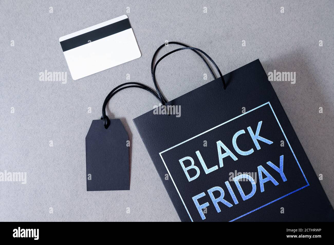 Nachbau Black Friday. Einkaufstasche und Kreditkarte auf grauem Hintergrund. Konzept Big Sale. Flach Liegend. Stockfoto