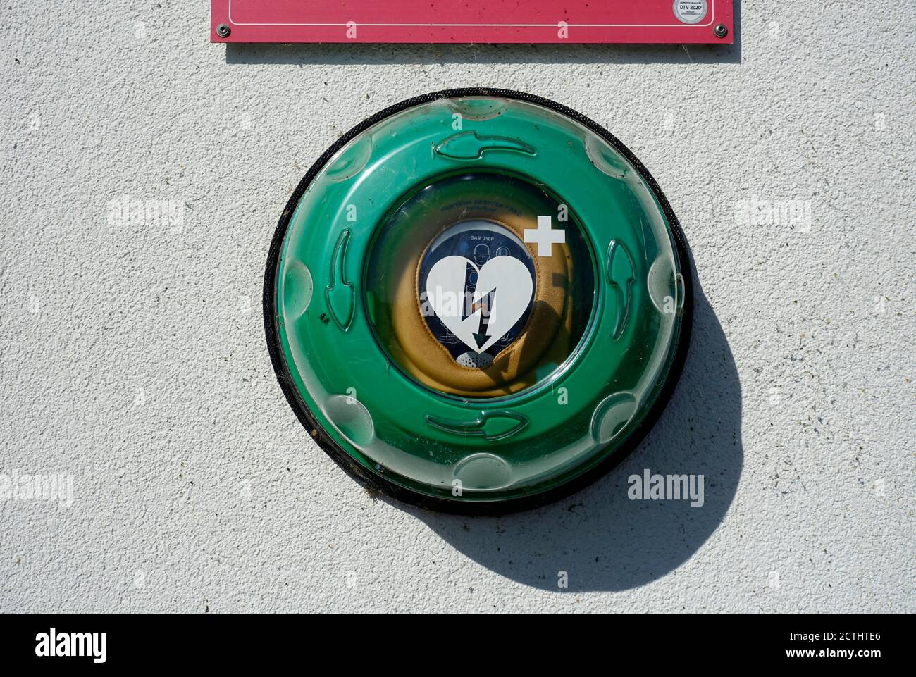 Defibrillator an einer Fassade, Hiddensee, Rügen, Mecklenburg-Vorpommern, Deutschland Stockfoto
