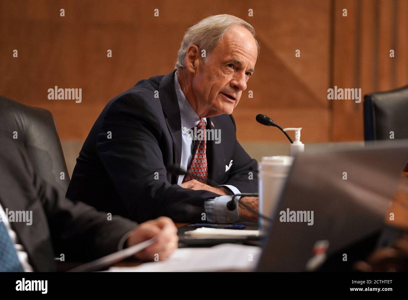 Washington, Vereinigte Staaten Von Amerika. September 2020. Senator Tom Carper (D-Del.) wird während der Bestätigungsverhandlung des Senats für Heimatschutz und Regierungsangelegenheiten gesehen, bei der Chad Wolf am Mittwoch, 23. September 2020, zum Sekretär der Heimatsicherheit wird.Quelle: Greg Nash/Pool via CNP Quelle: dpa/Alamy Live News Stockfoto