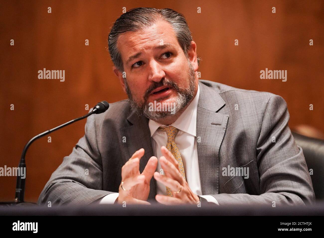 Washington, Vereinigte Staaten Von Amerika. September 2020. Senator Ted Cruz (R-Texas) stellt den amtierenden Sekretär des Heimatschutzministeriums, Chad Wolf, während seiner Bestätigungsverhandlung des Senats des Ausschusses für innere Sicherheit und Regierungsangelegenheiten am Mittwoch, 23. September 2020 vor.Quelle: Greg Nash/Pool via CNP Quelle: dpa/Alamy Live News Stockfoto