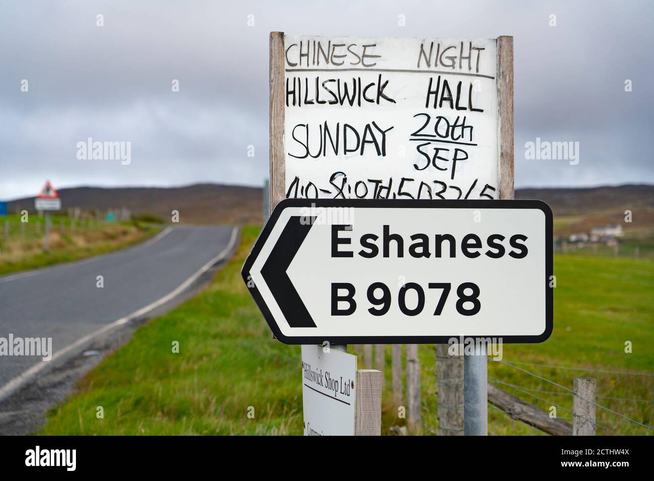 Typische hausgemachte Community Informationen Hinweisschild an Straßenschild in Hillswick, Northmavine, Shetland, Schottland, Großbritannien angebracht Stockfoto